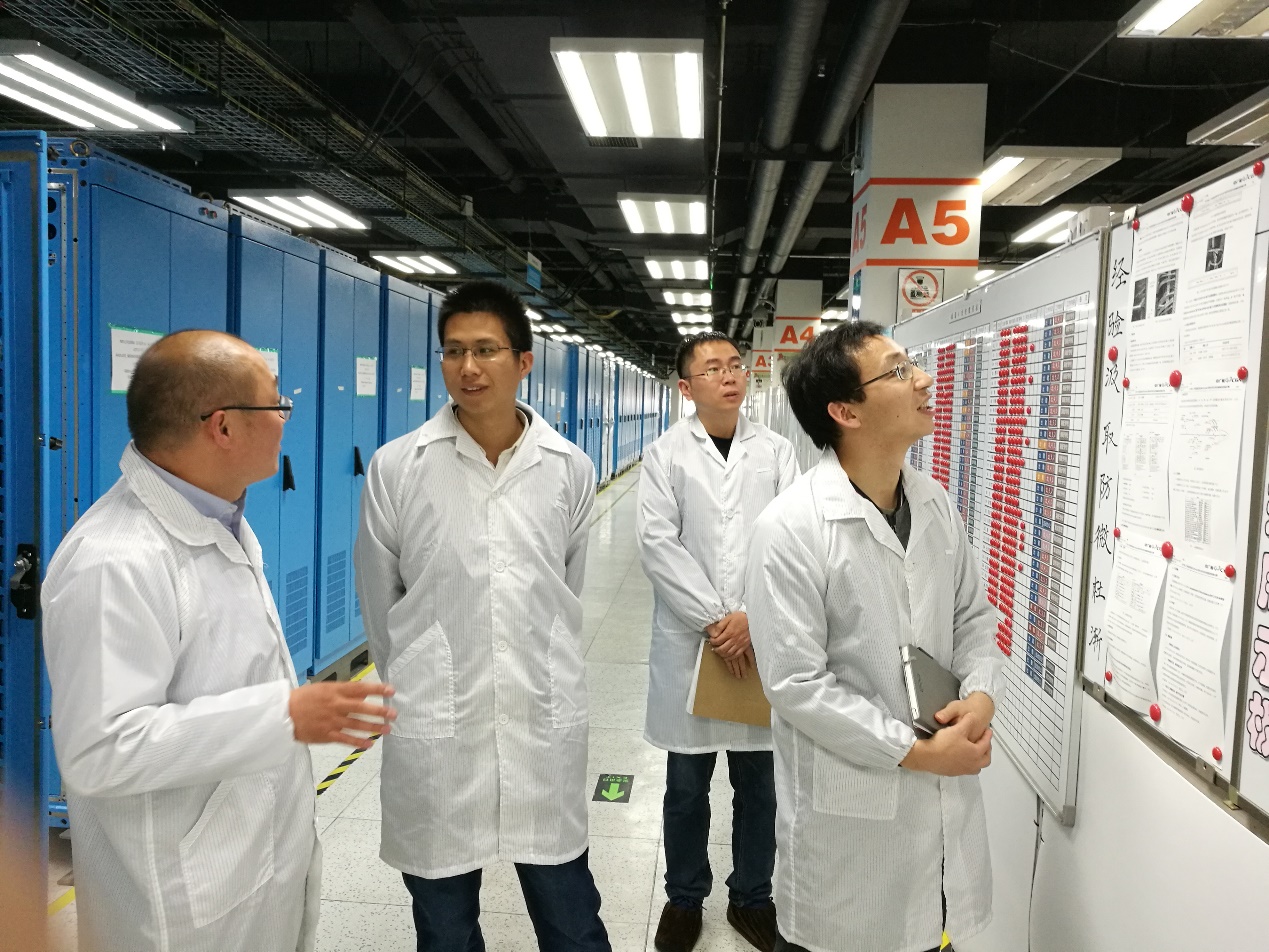 图片包含 建筑物, 室内, 人员, 天花板

描述已自动生成